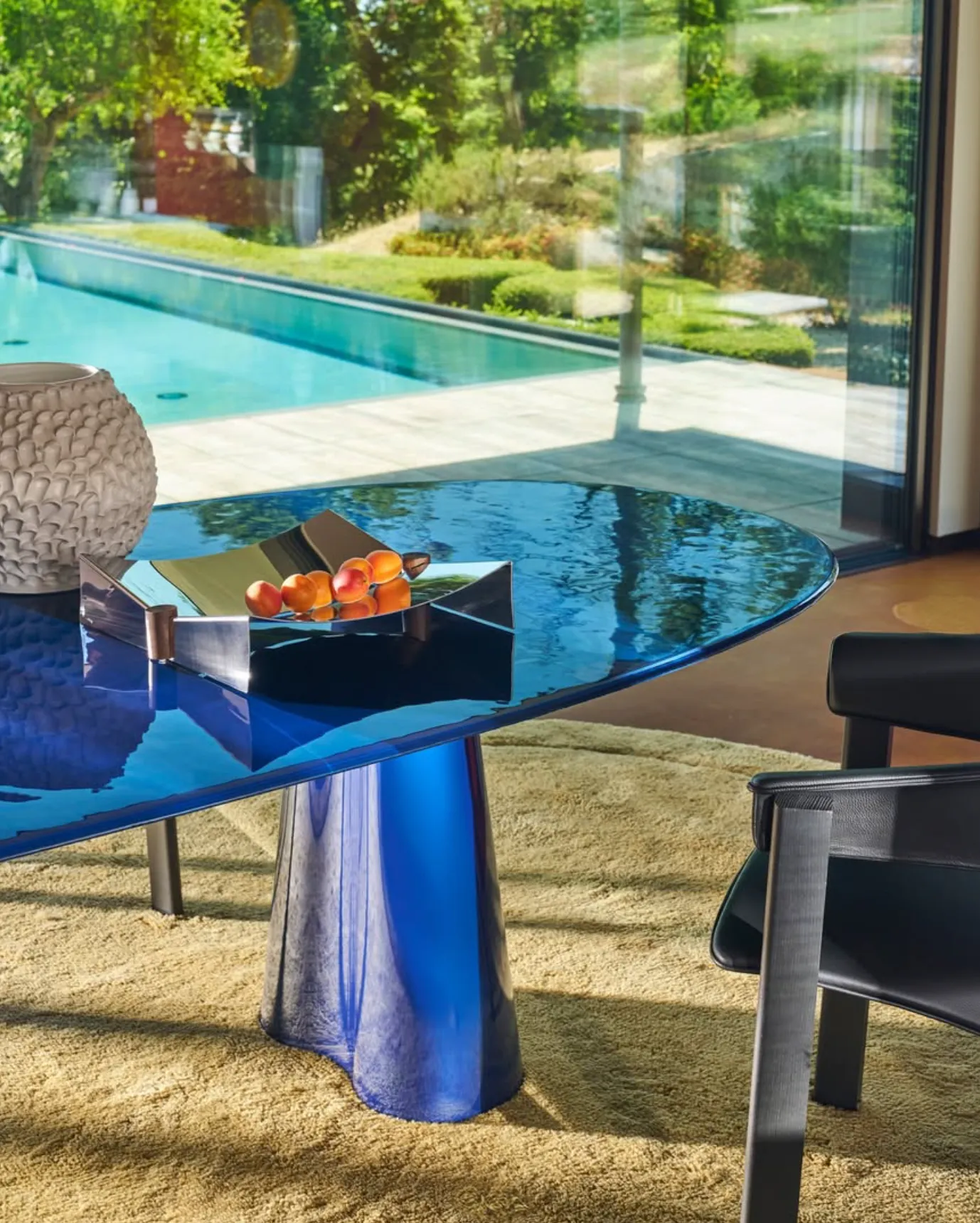 Không gian sống với bàn xanh và hồ bơi