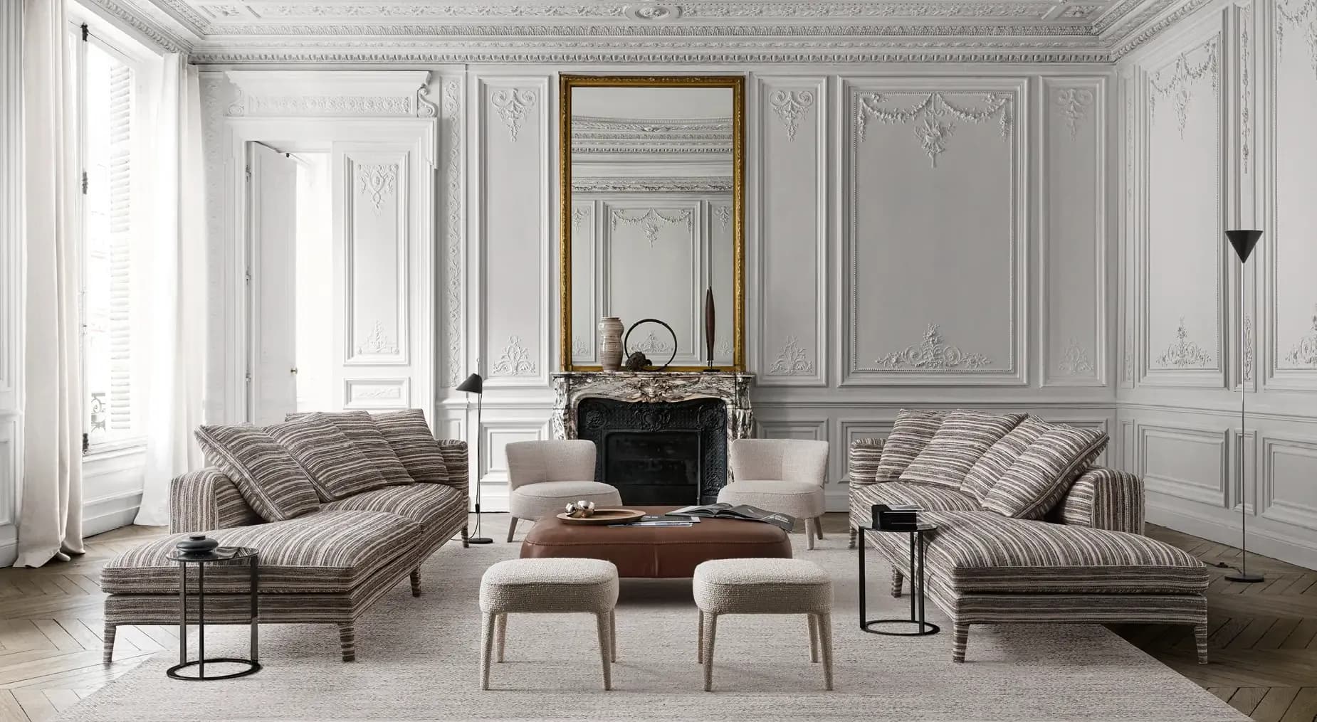 Không gian phòng khách sáng với sofa lounge, bàn thấp và gương trang trí